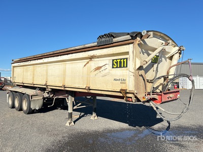 2013 Roadwest 8.4 m Tri/A Side Dump Trailer
