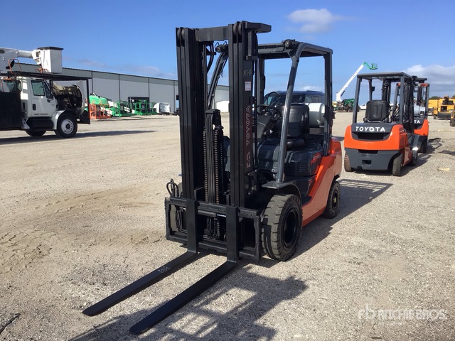 2017 Toyota 8FGU25 3700 lb Pneumatic Tire Forklift