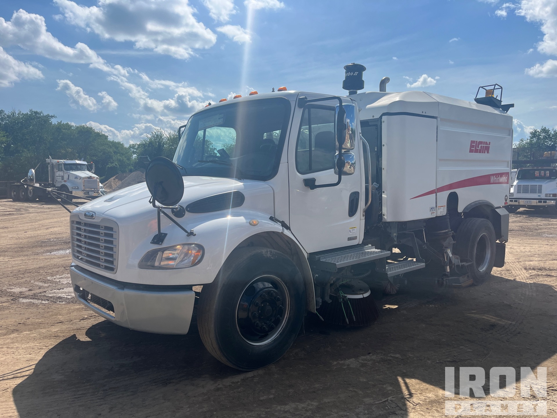 2010 Elgin Whirlwind on 2011 Freightliner M2 106 Business Class Elgin Whirlwind Camion balai