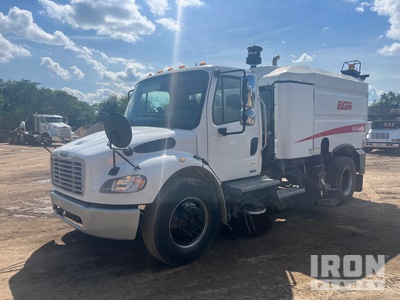 2010 Elgin Whirlwind on 2011 Freightliner M2 106 Business Class Elgin Whirlwind Camion balai