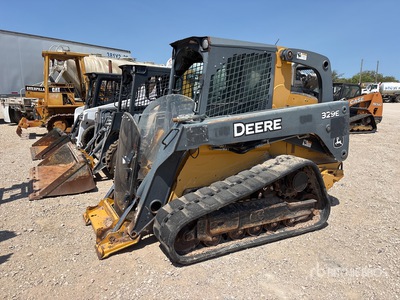 2015 John Deere 329E Two-Speed Chargeuse sur rails compacte (Inoperable)