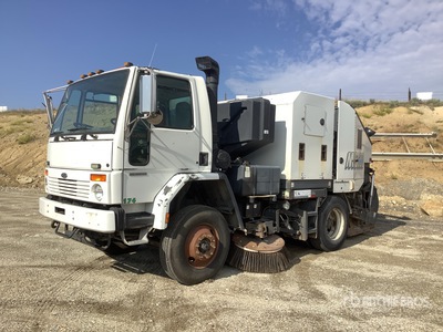 Schwarze M6000 on 2006 Sterling SC8000 Camion balai