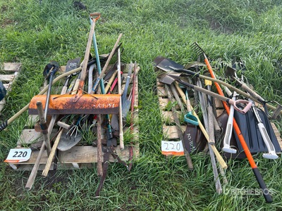 Quantity of (2) Pallets of Hand Tools, Shovels, Rakes, Picks & Garden Tools Articoli da ferramenta e di consumo