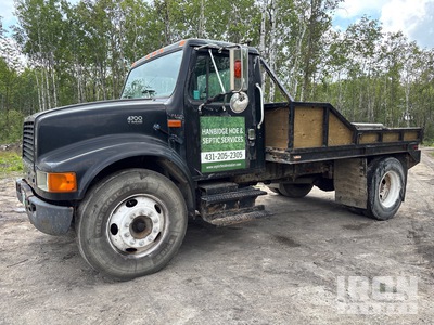 International 4700 T444E 4x2 Landscape Truck