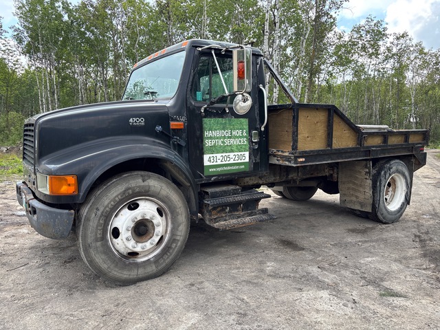 2002 International 4700 T444E 4x2 Landscape Truck