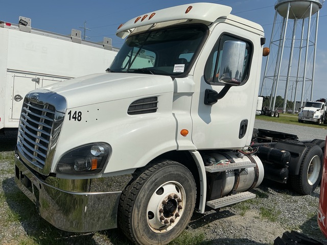 2018 Freightliner Cascadia 113 6x4 T/A Day Cab Truck Tractor (Inoperable)