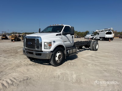 2016 Ford F-750 Super Duty 4x2 を見 Cab and Chassis