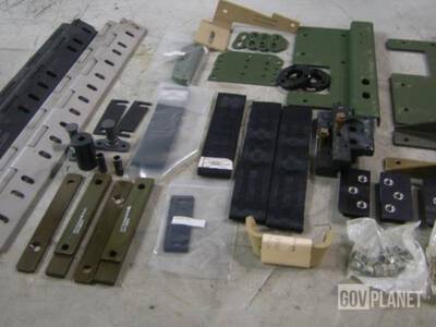 LOT OF 2 - HMMWV M1114, M1116, M1145- HINGE KIT -4 DOOR -FRAG 5 TO FRAG 1 SHIPS ON PALLET - DIMS 40x48x20 110lb قطع متنوعة للسيارات HMMWV