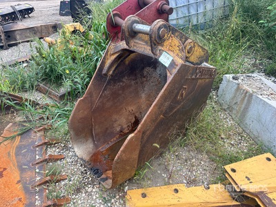 Raveling 30 in Cleanup Excavator Bucket