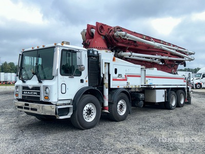 Putzmeister BSF 47-5.16H 151 ft on 2014 Mack MRU613 8x4 Twin-Steer Camion pompe à béton