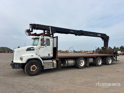 Hiab 335 K-4 CLX 7500 lb Knuckle Boom on 2014 Western Star 4700 8x4 Camión Grúa