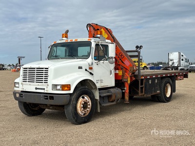 Palfinger PK11000 4290 kg Knuckle Boom on 2001 International 4700 4x2 Boom Truck