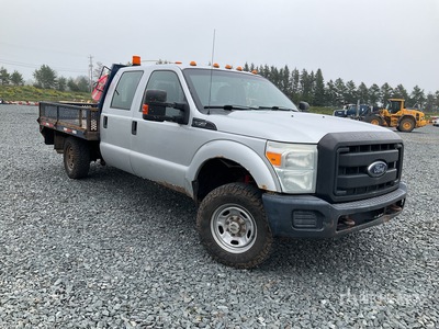 2014 Ford F-350 XLT 4x4 Crew Cab Flatbed Truck