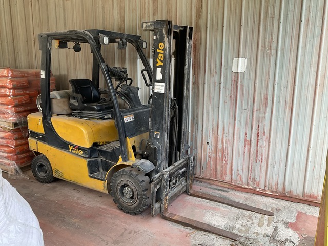 2010 Yale GLP050LXNUAE087 4800 lb Pneumatic Tire Forklift (Inoperable)