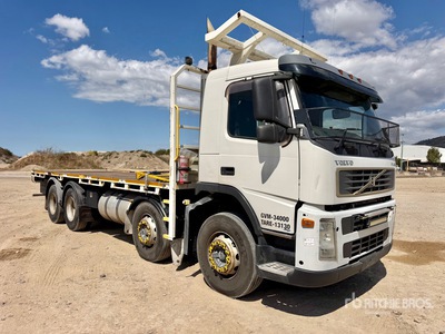 2005 Volvo FM9 8x4 Twin-Steer شاحنة مسطحة