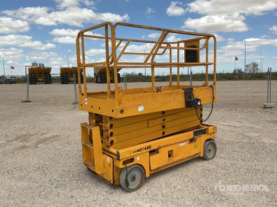 2011 Haulotte Compact12 Electric Plateforme élévatrice à ciseaux