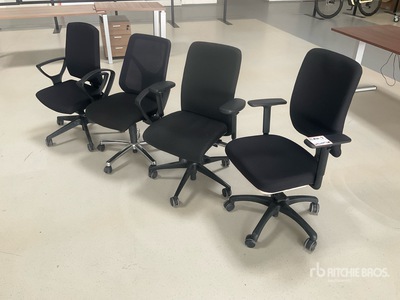 Quantity of (4) Office Chairs 家具