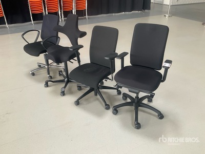Quantity of (4) Office Chairs 家具