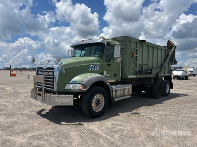 2016 Mack GU813 6x4 Rear Loader Camion de ramassage des ordures ménagères