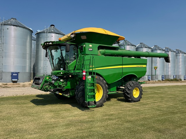 2012 John Deere S680 Combine Harvester 2012 John Deere S680 Combine Harvester