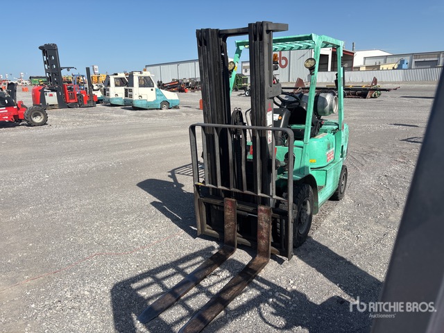 2000 Mitsubishi FG25 4400 lb Pneumatic Tire Forklift