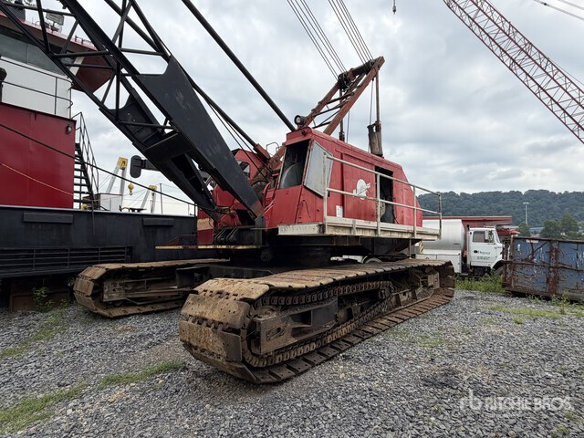 Manitowoc 3900W Lattice-Boom Crawler Crane
