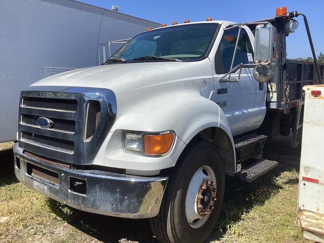 2005 Ford F-750 XL 4x2 S/A Dump Truck