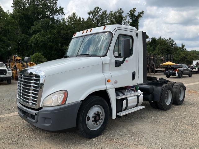 2015 Freightliner Cascadia 125 6x2 T/A Day Cab Truck Tractor 2015 Freightliner Cascadia 125 6x2 T/A Day Cab Truck Tractor