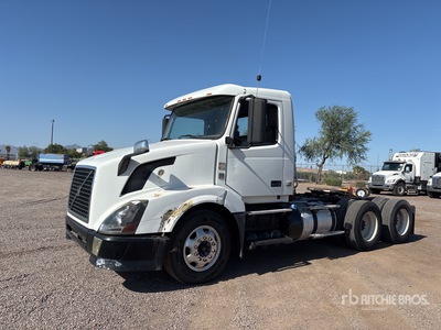 2011 Volvo VNL 6x4 Ciągnik siodłowy T/A z kabiną dzienną