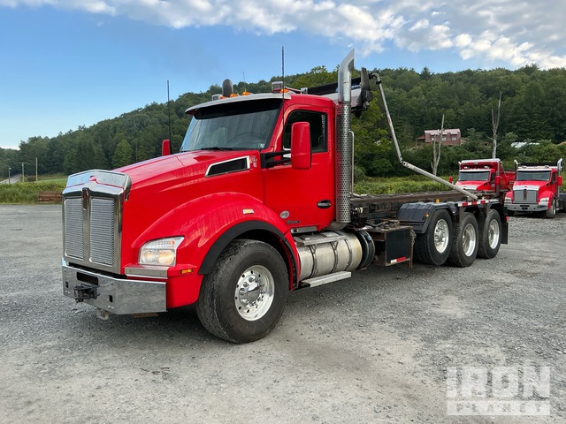 2020 Kenworth T880 8x4 Roll-Off Truck