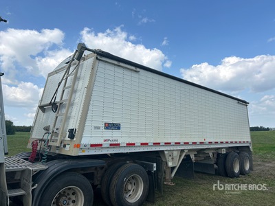 Doepker Prairie XT Super B-Train Pup Grain Trailer