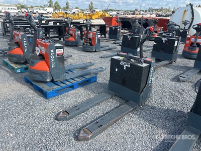 Toyota 8HBW23 4500 lb Electric Transpallet
