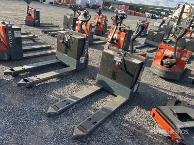 Toyota 8HBW23 4500 lb Electric Transpallet