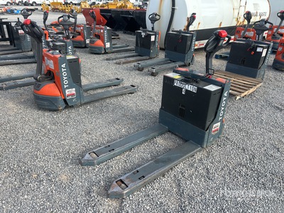Toyota 8HBW23 4500 lb Electric Transpallet