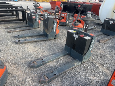 Toyota 8HBW23 4500 lb Electric Transpallet