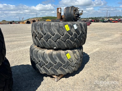 Quantity of (2) BKT 650/65R30.5 Équipements pour pneus