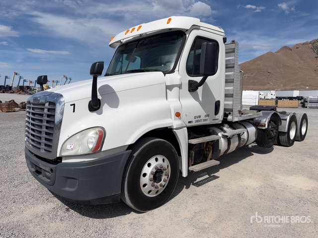2013 Freightliner 125 8x4 Tri/A Day Cab Truck Tractor