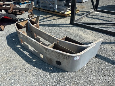 Quantity of (2) Pare-chocs - Fits Truck Tractor