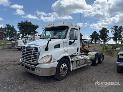 2013 Freightliner Cascadia 113 6x4 تراكتور شاحنة نهارية (ثنائية المحور) (Inoperable)