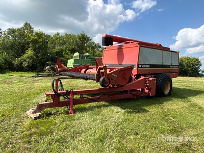1986 Versatile Transaxial 2000 Pull-Type Combine Harvester (Inoperable)