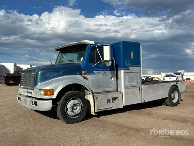 1996 International 4700 4x2 Sleeper Versatile Hauler Truck