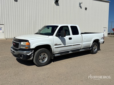 2005 GMC Sierra 2500 4x4 Extended Cab Pickup