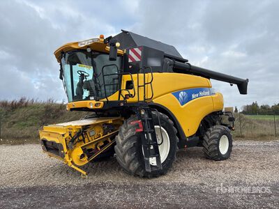 2007 New Holland CR9080 Combine Harvester