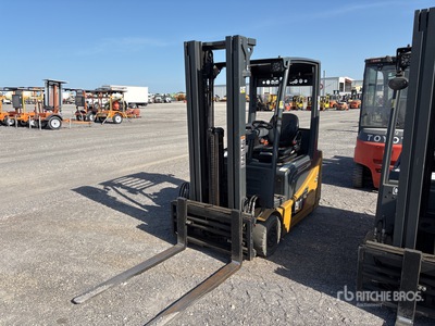 Cat 2ET300 2760 lb شاحنة رفع كهربائية