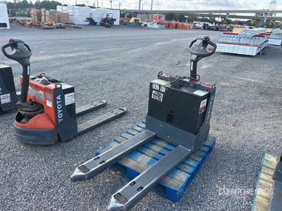 Toyota 8HBW23 4500 lb Electric Transpallet