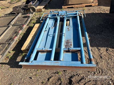 Paysen Livestock Equipment Squeeze Chute