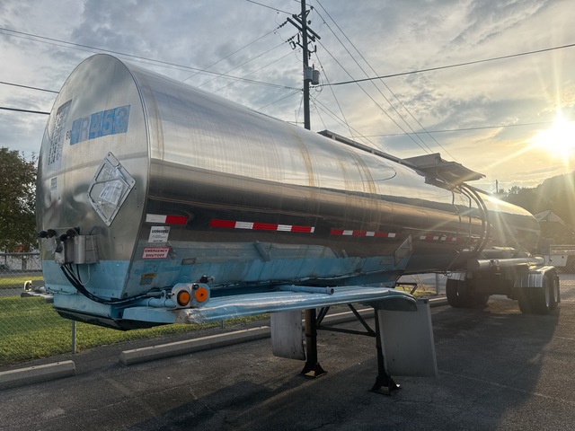 1988 Fruehauf MC307SS 7000 gal T/A Tanker Trailer
