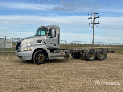 2001 Mack CX613 6x4 を見 Cab and Chassis