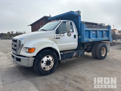 2010 Ford F-650 XLT 4x2 Camion à benne essieu simple