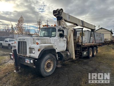 National 990 46000 lb Straight Boom on 1990 Mack RD690S 6x4 Camion à flèche